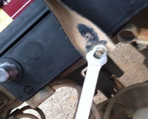 奔驰汽车换电瓶多少钱(奔驰汽车换电瓶费用解析)