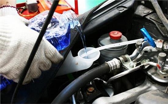 汽车加水箱要多少升油(汽车加水箱油量需求解析)