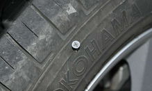 汽车扎上钉子补胎多少钱(汽车扎上钉子补胎费用解析)