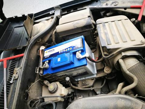 汽车换个电瓶的多少钱(汽车电瓶更换费用解析)