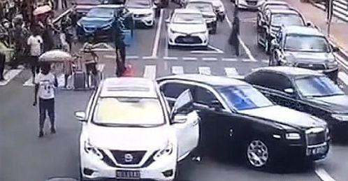 汽车撞人司机赔偿多少钱(汽车撞人司机赔偿多少钱？