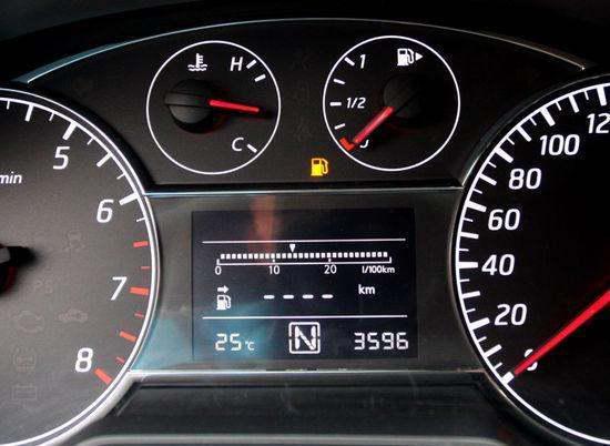 共享汽车的油箱多少升油(共享汽车的油箱容量与加油量探讨)