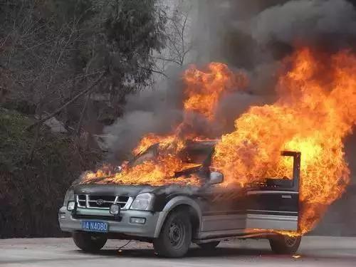 重庆每年汽车起火多少人(重庆汽车火灾频发，每年有多少人因此受困？