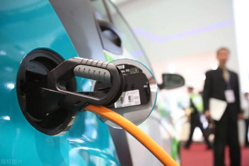 汽车大灯带水多少度(汽车大灯的防水性能与工作温度的深度探讨)