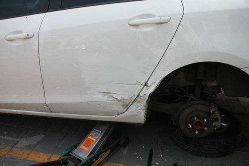 修汽车小划伤多少钱(修汽车小划伤的维修费用解析)