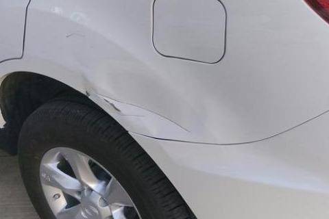 汽车刮了修要多少钱(汽车刮伤修复费用解析)