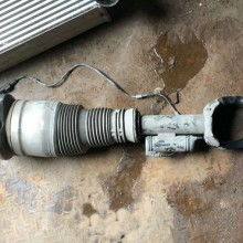 汽车后减震漏油多少钱(汽车后减震器漏油修复费用解析) 汽车后减震漏油多少钱(汽车后减震器漏油修复费用解析)