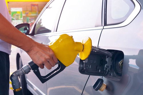 汽车加多少汽油合适(汽车加油量，如何科学地决定加多少汽油合适)