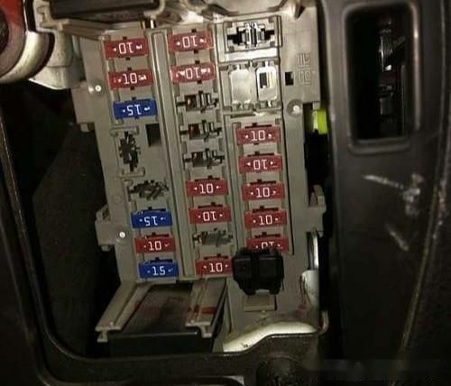 汽车电瓶有多少块电瓶(汽车电瓶数量揭秘,汽车电瓶到底有多少块电瓶? 汽车电瓶有多少块电瓶(汽车电瓶数量揭秘,汽车电瓶到底有多少块电瓶?