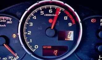 汽车80码匀速多少转(汽车行驶80码时，发动机的转速是多少？