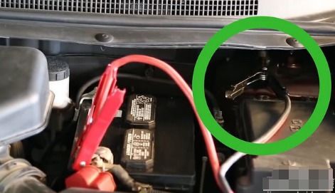 汽车电瓶没电多少种办法(汽车电瓶没电了？别急，多种办法助你轻松应对)