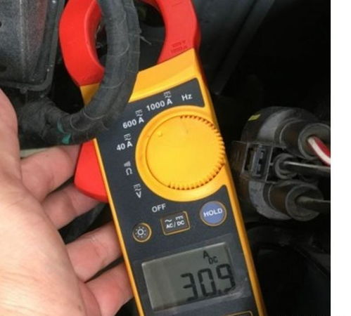 汽车电瓶电压降到多少伏(汽车电瓶电压下降的警示与应对策略)