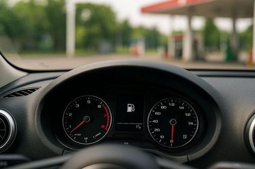 汽车加多少由合适(汽车加油量，如何确定合适的加油量)