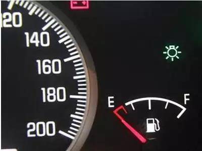 汽车油表多少转最好(汽车油表读数，何时加油最合适—关于汽车油表多少转最好的探讨)