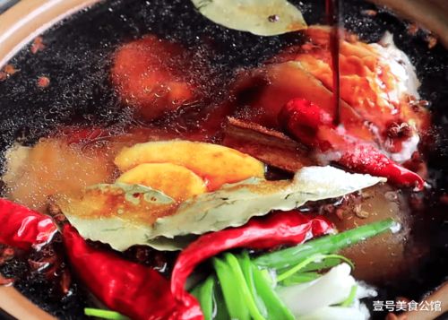 湖北美食红烧猪肘攻略，最佳地点与烹饪技巧，让猪肘烂香好吃！