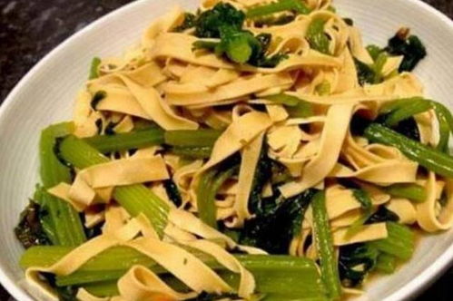 湖北美食炒豆皮制作秘诀,美味炒豆皮的制作方法!