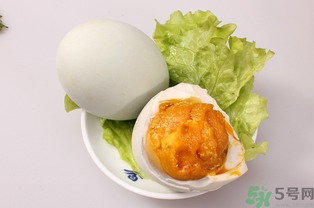 湖北美食黑色包裹的鸭蛋，神秘美食探秘之旅