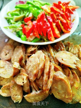 湖北美食之秘，香肠炒辣椒的烹饪方法与视频窍门