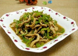 湖北美食与湖南菜之青椒炒肉对决，辣味与鲜香的完美融合