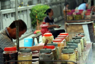 湖北美食街摆摊实况，摆摊费用揭秘的视频