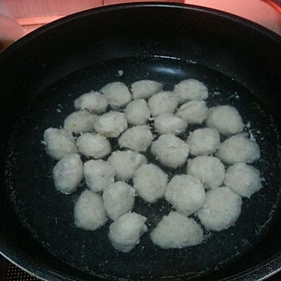 湖北鱼丸美食制作教程，鱼丸子的做法视频分享