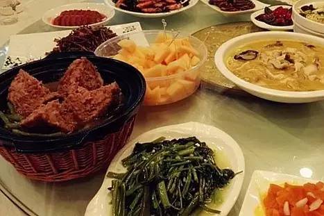 湖北美食快菜馆探秘，美味与效率并存？