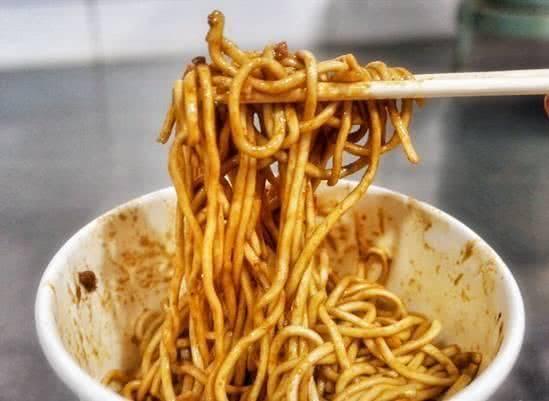 湖北美食热干面的英文介绍，武汉著名小吃之一