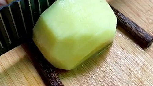 湖北美女在家做美食,美妹做美食