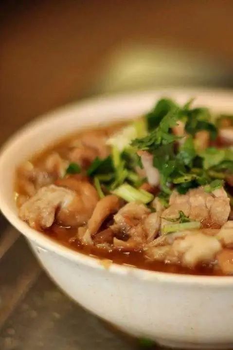 湖北特色豆腐炖肥肠，美食诱惑，你能抵挡吗？