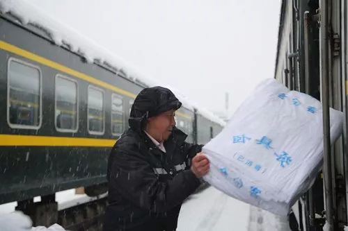 湖北农民工旅游与返乡专列，旅途中的温情与期待