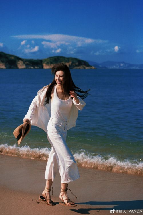 湖北美女畅游武汉美景