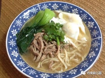 湖北美食瘦肉鸡蛋丝面制作教程，肉丝蛋面的做法与口感体验