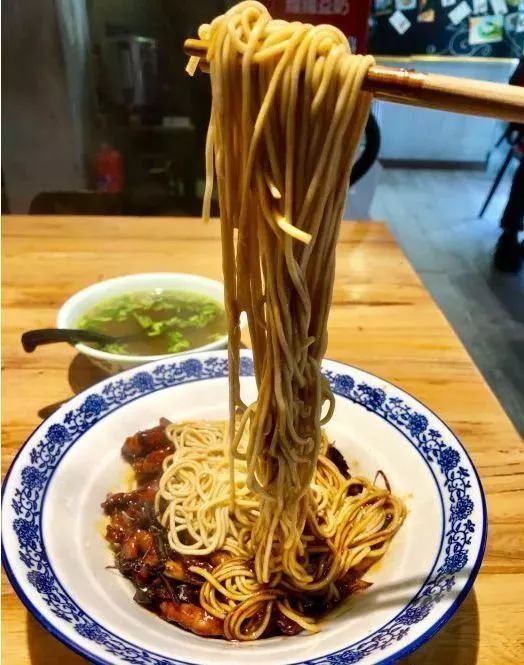 湖北美食瘦肉鸡蛋丝面制作教程，肉丝蛋面的做法与口感体验