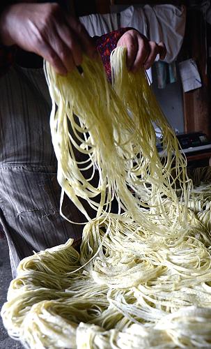 湖北美食烙豆皮，传统豆皮制作技艺与独特风味解析