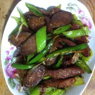 湖北美食炒麻辣香肠,湖北麻辣香肠的做法