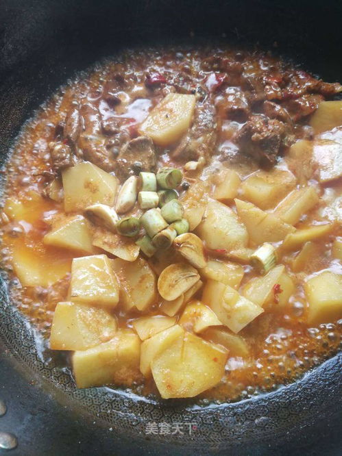 湖北美食小土豆烧排骨视频,小土豆烧排骨红烧排骨