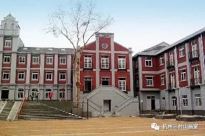 湖北美院边上的美食街叫什么,湖北美院对面什么学校