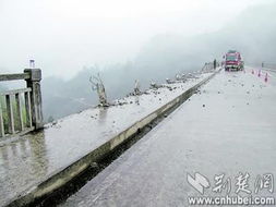 湖北旅游大巴车祸,湖北客车坠湖18人遇难