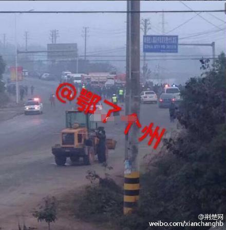 湖北旅游大巴车祸,湖北客车坠湖18人遇难