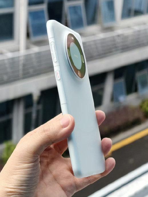 战士用华为mate60的简单介绍