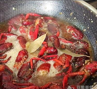 炒龙虾湖北美食菜谱,炒龙虾的做法视频