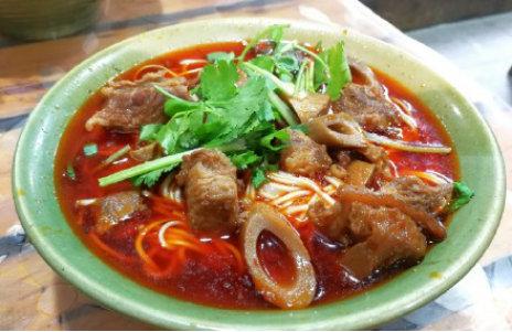 湖北美食牛肉红薯粉,大片牛肉红薯粉