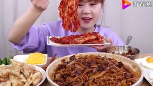 湖北美女吃美食,湖北吃货