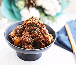 贵州排骨美食推荐语，，品味黔味，推荐贵州特色排骨美食。，简洁明了，突出了贵州排骨美食的特色和地域性。