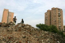 房产商怎么屯地