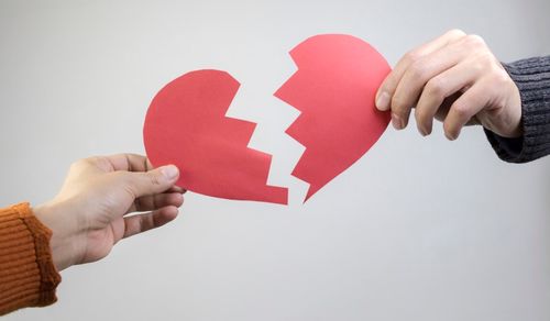 再婚妻子争房产怎么处理