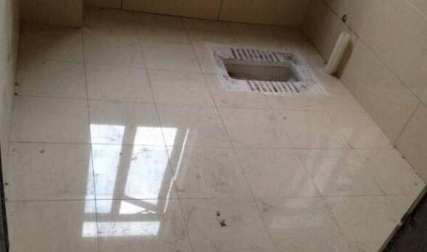 房产达人怎么贴厕所地砖